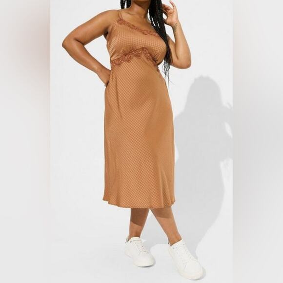 Woman’s Torrid Tea Length Woven Jacquard Lace Trim Cami Dress Size 2 - Picture 1 of 9